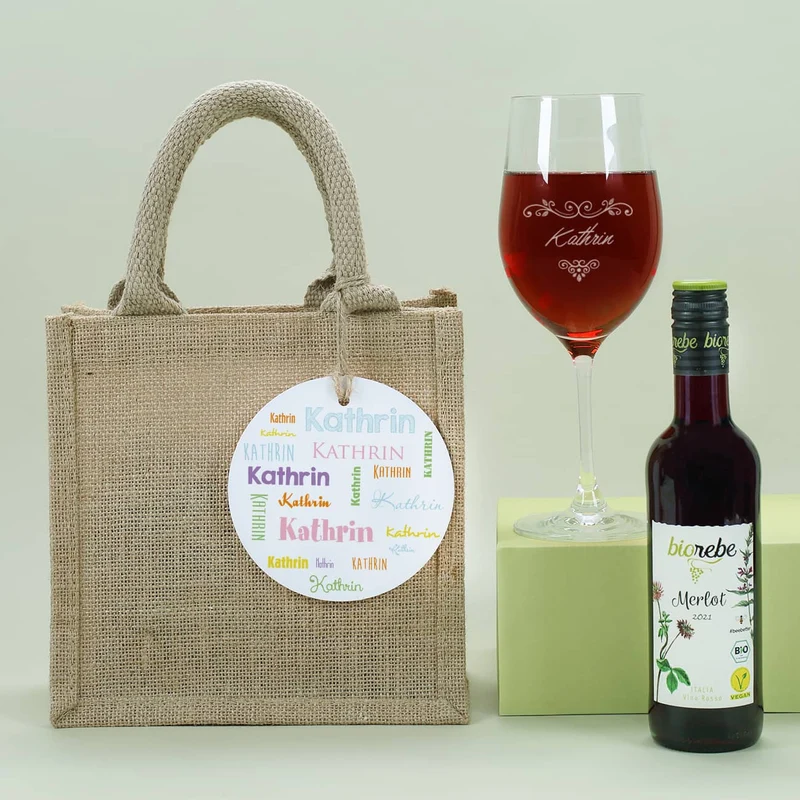 Kleines Geschenkset mit graviertem Weinglas, Rot- oder Weißwein und Geschenktüte mit Anhänger