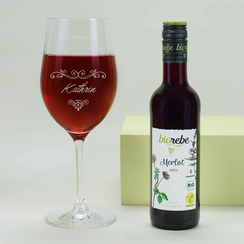 Kleines Geschenkset mit graviertem Weinglas, Rot- oder Weißwein und Geschenktüte mit Anhänger