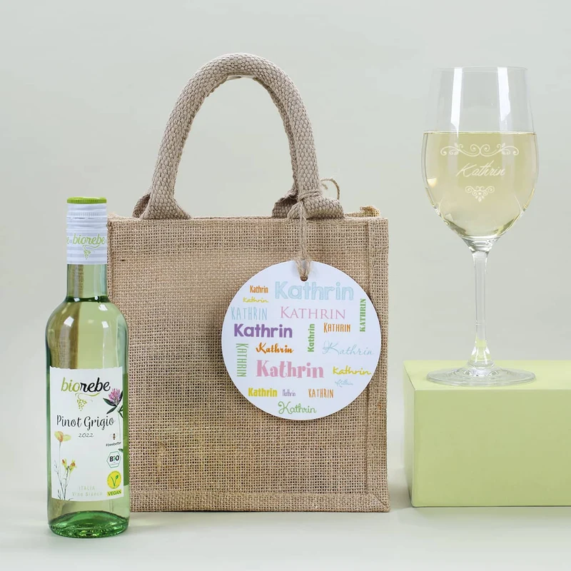 Kleines Geschenkset mit graviertem Weinglas, Rot- oder Weißwein und Geschenktüte mit Anhänger