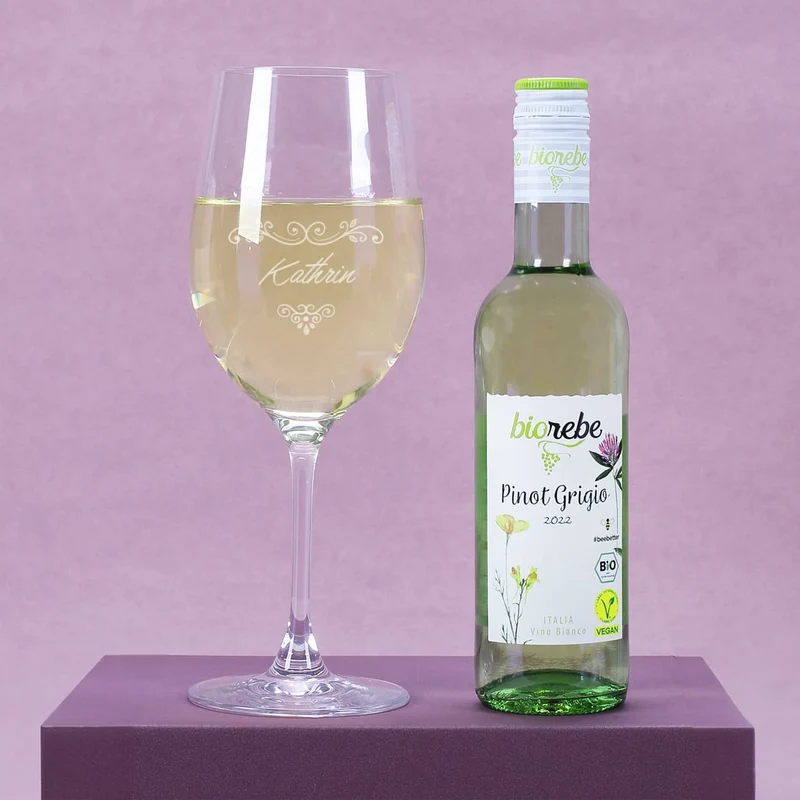 Kleines Geschenkset mit graviertem Weinglas, Rot- oder Weißwein und Geschenktüte mit Anhänger