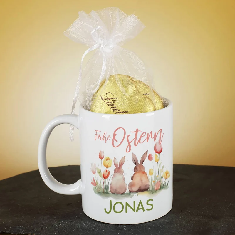 Frohe Ostern - Tasse mit Hasen, Blumen, Name - gefüllt mit Lindt Schokoherzen