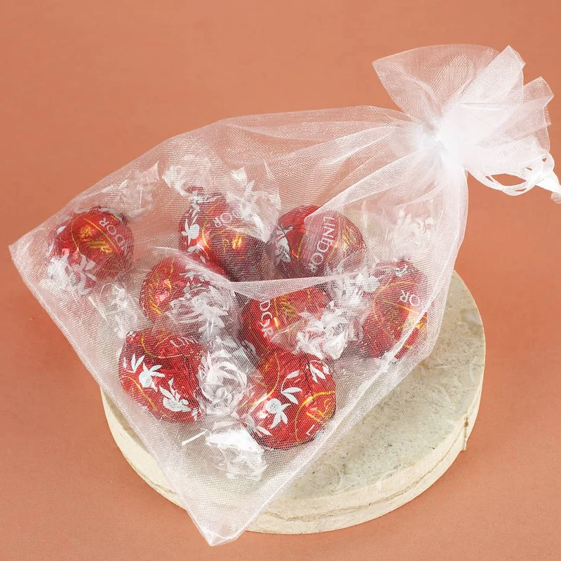 Frohe Ostern - Tasse mit Hasen, Blumen, Name - gefüllt mit Lindt Schokoherzen