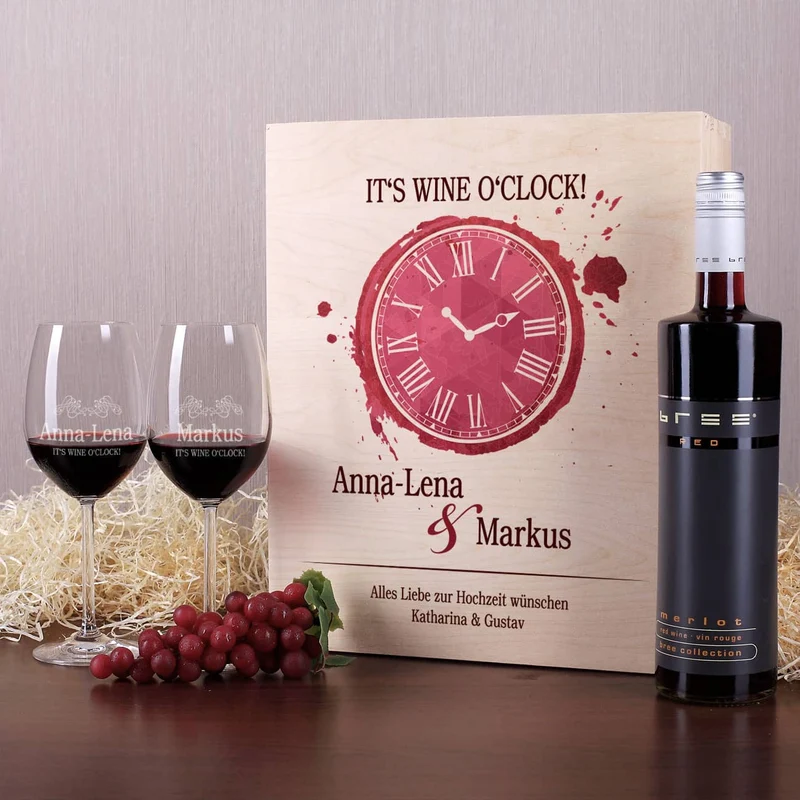 Geschenkset mit zwei Weingläsern, Geschenkbox und Rotwein