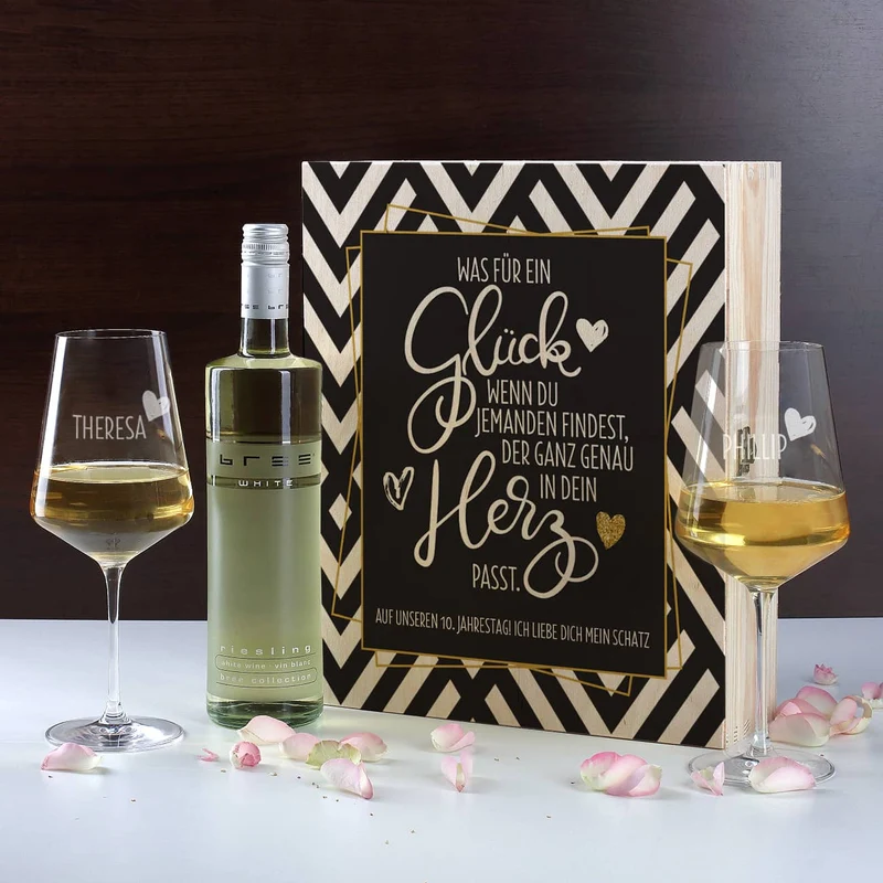 Geschenkset mit zwei gravierten Weingläsern und Wein in bedruckter Geschenkbox