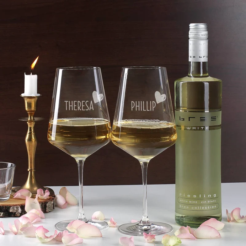 Geschenkset mit zwei gravierten Weingläsern und Wein in bedruckter Geschenkbox