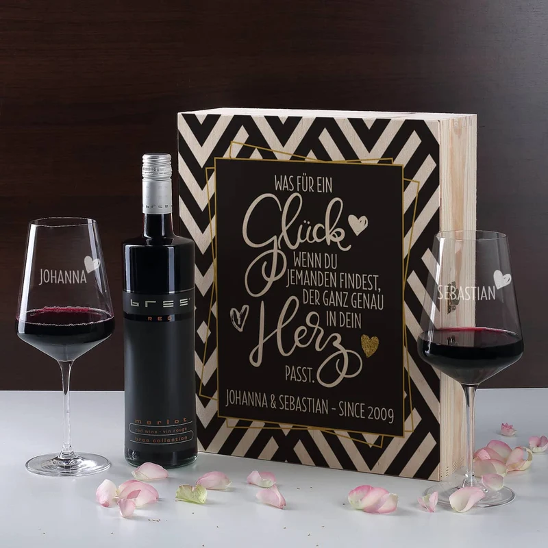 Geschenkset mit zwei gravierten Weingläsern und Wein in bedruckter Geschenkbox