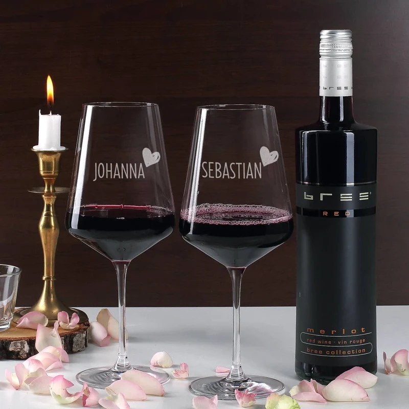 Geschenkset mit zwei gravierten Weingläsern und Wein in bedruckter Geschenkbox