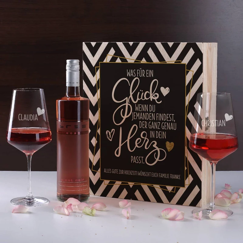 Geschenkset mit zwei gravierten Weingläsern und Wein in bedruckter Geschenkbox
