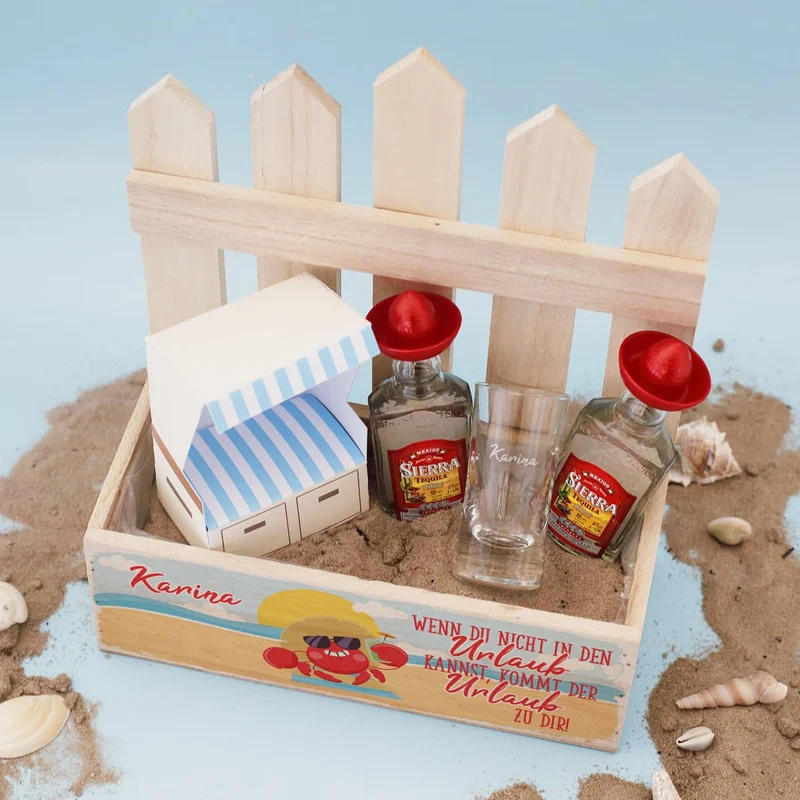 Strandurlaub-Feeling in der Holzkiste - mit personalisiertem Schnapsglas und Tequila