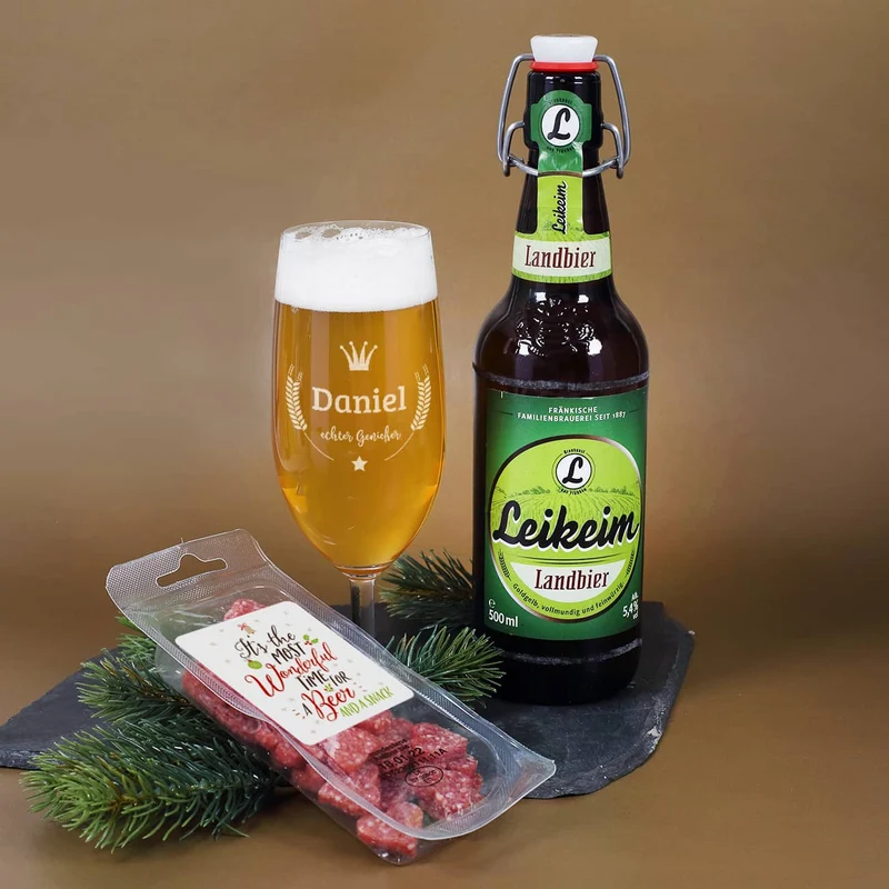 Bier-Geschenkset zu Weihnachten mit gravierter Pilstulpe, Bierflasche und Salami-Herzen