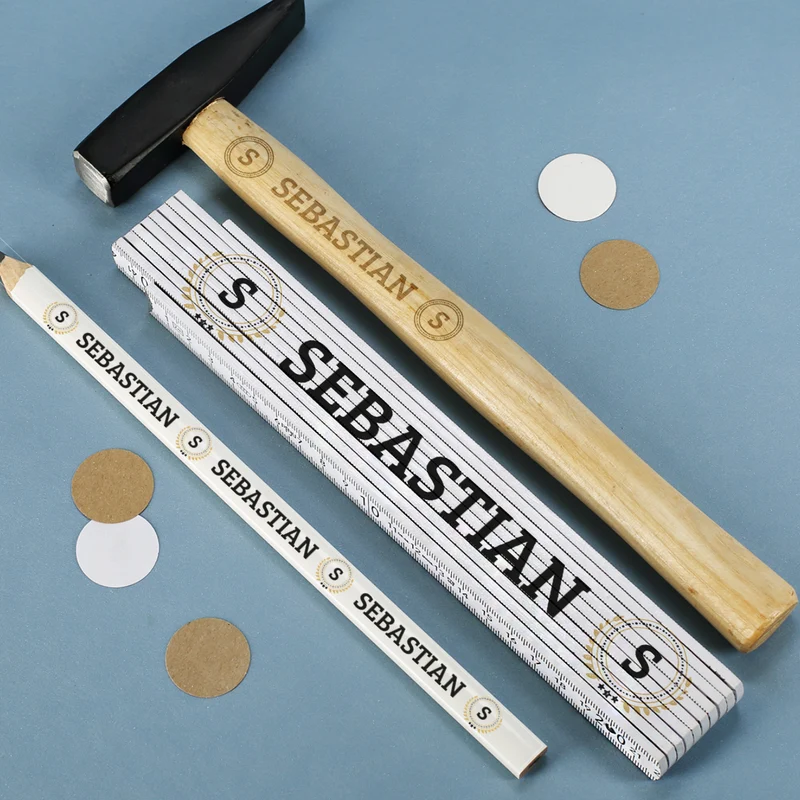 Weihnachtsgeschenk für Heimwerker mit Box, Hammer, Zollstock und Bleistift