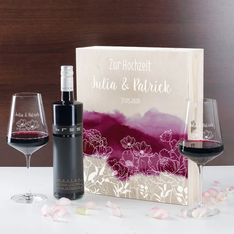 Wein-Geschenkset zur Hochzeit mit zwei gravierten Gläsern in einer persönlich gestalteten Holzbox