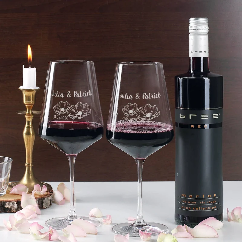 Wein-Geschenkset zur Hochzeit mit zwei gravierten Gläsern in einer persönlich gestalteten Holzbox