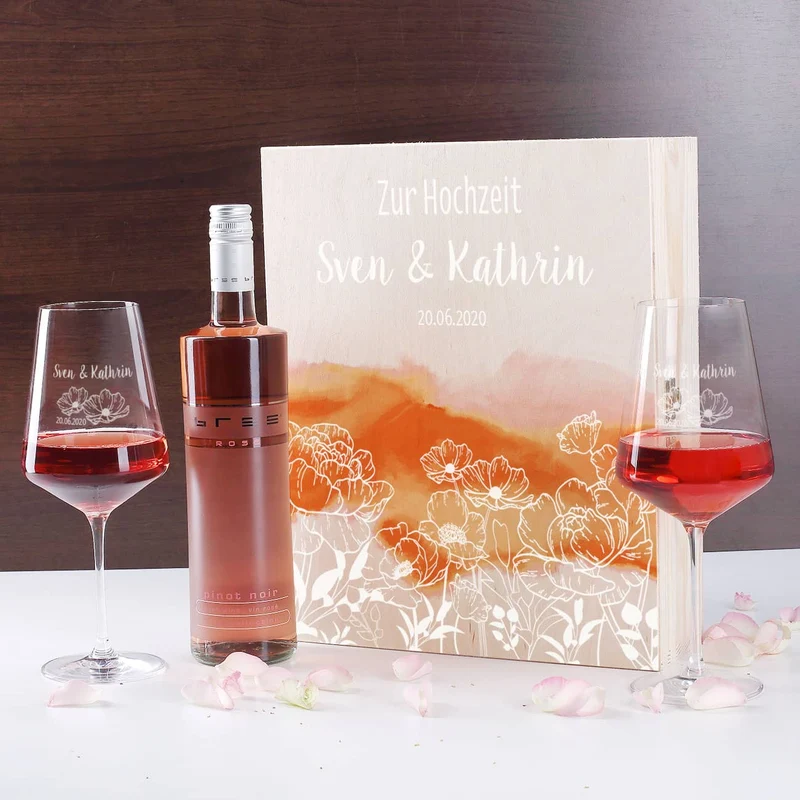 Wein-Geschenkset zur Hochzeit mit zwei gravierten Gläsern in einer persönlich gestalteten Holzbox