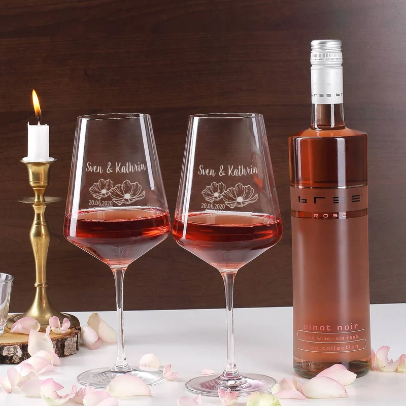 Wein-Geschenkset zur Hochzeit mit zwei gravierten Gläsern in einer persönlich gestalteten Holzbox