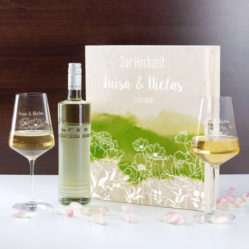 Wein-Geschenkset zur Hochzeit mit zwei gravierten Gläsern in einer persönlich gestalteten Holzbox