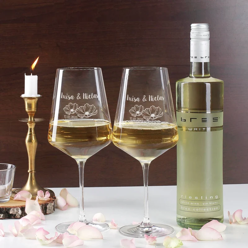 Wein-Geschenkset zur Hochzeit mit zwei gravierten Gläsern in einer persönlich gestalteten Holzbox