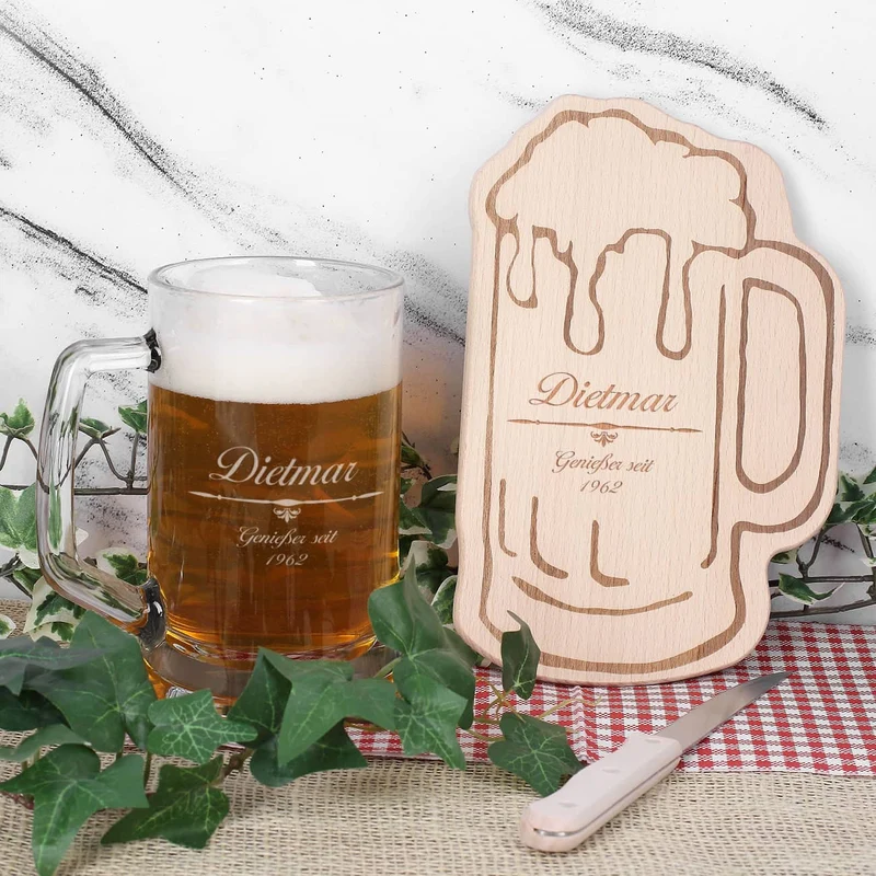 Gravierter Bierkrug aus Glas mit persönlichem Holzbrettchen - Genießer seit