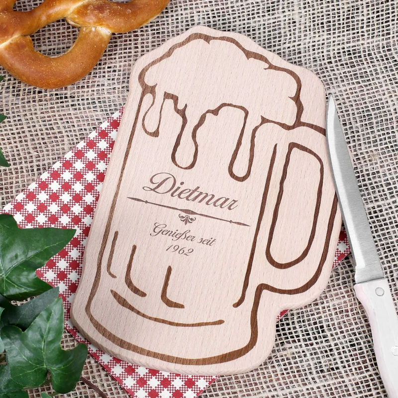 Gravierter Bierkrug aus Glas mit persönlichem Holzbrettchen - Genießer seit