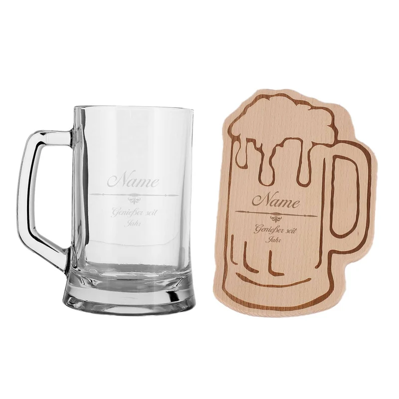 Gravierter Bierkrug aus Glas mit persönlichem Holzbrettchen - Genießer seit