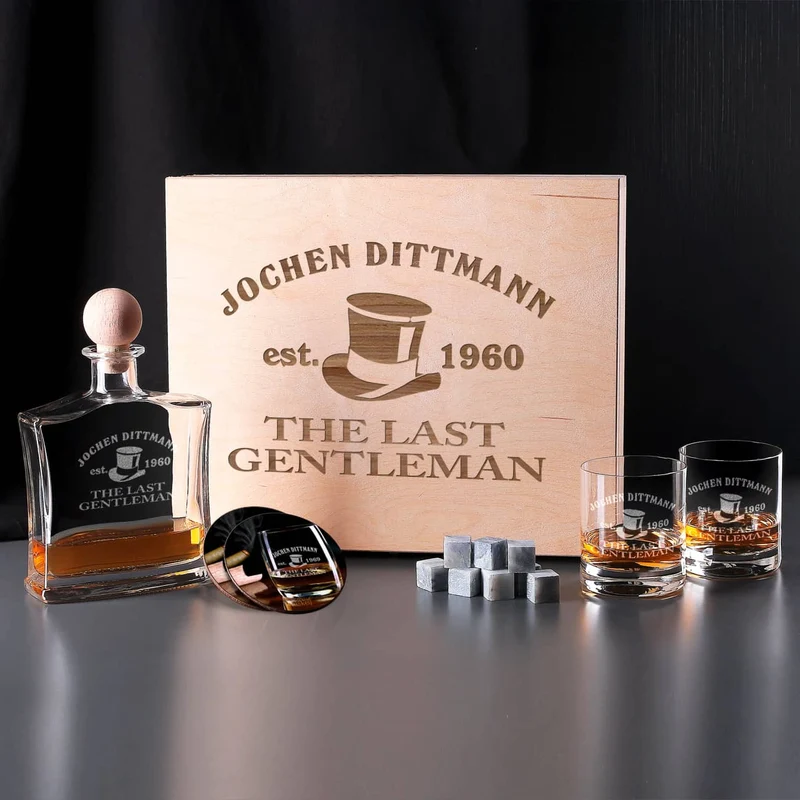 Whiskyflasche, Whiskysteine und Gläser im Set