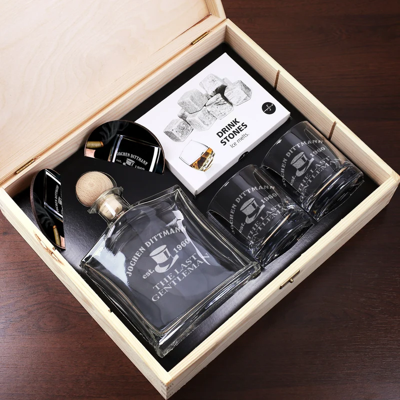 Whiskyflasche, Whiskysteine und Gläser im Set