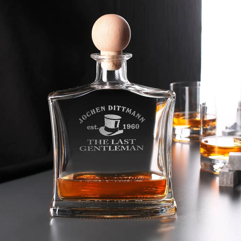 Whiskyflasche, Whiskysteine und Gläser im Set