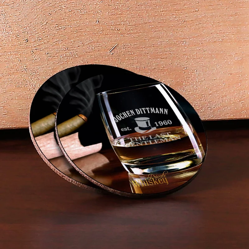 Whiskyflasche, Whiskysteine und Gläser im Set