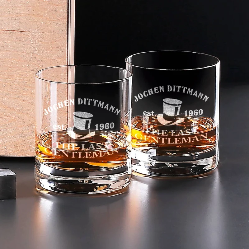 Whiskyflasche, Whiskysteine und Gläser im Set