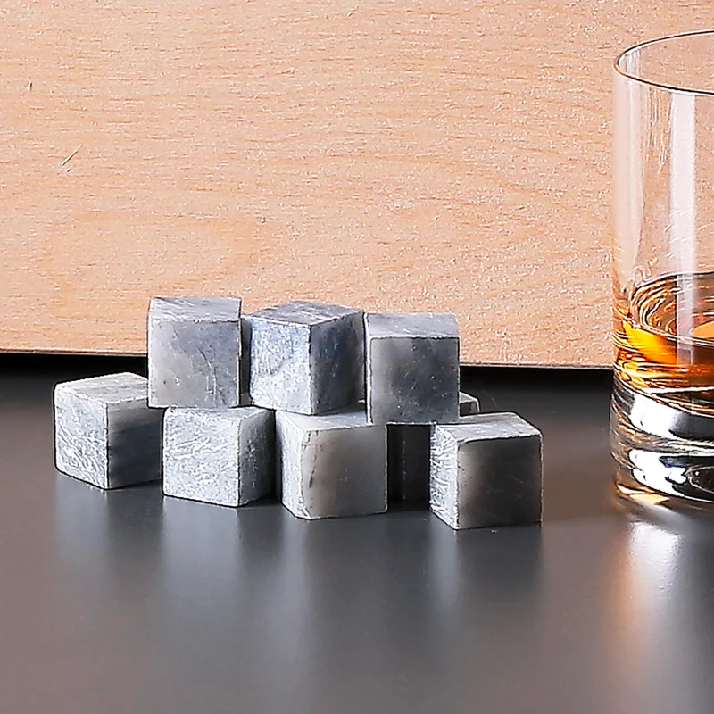 Whiskyflasche, Whiskysteine und Gläser im Set