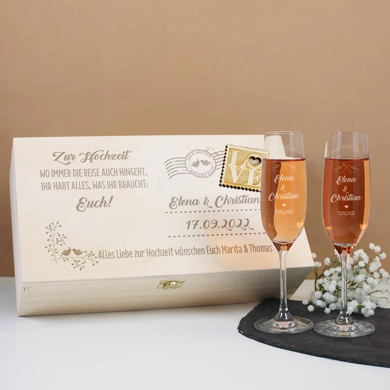 Gravierte Sektgläser in romantischer Holzverpackung mit Applikation