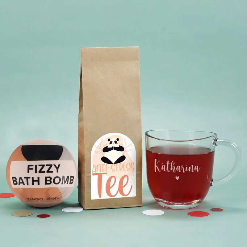 Stress lass nach Set mit Tee, Teeglas und Badebombe in persönlicher Box