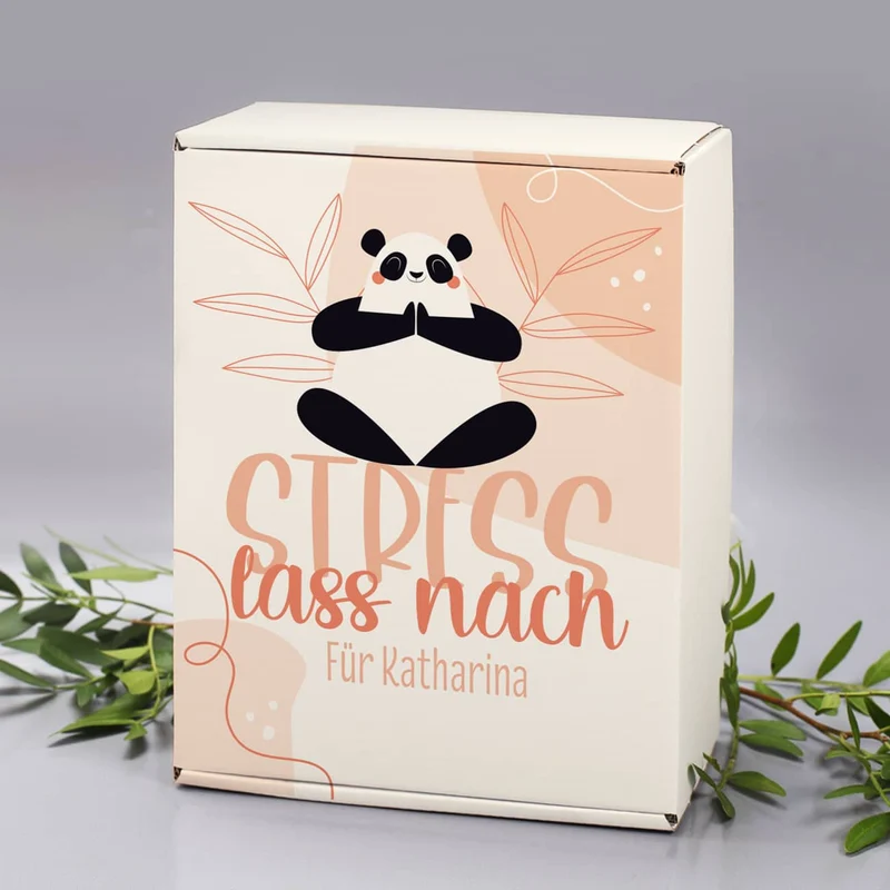 Stress lass nach Set mit Tee, Teeglas und Badebombe in persönlicher Box