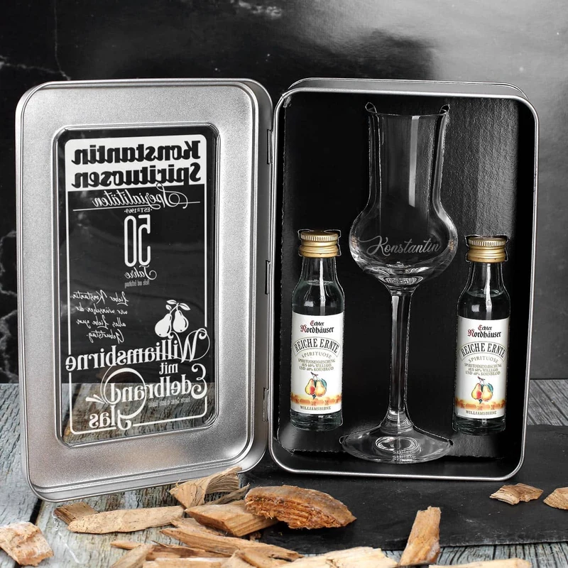 Williamsbirne Schnaps mit graviertem Edelbrandglas in bedruckter Metallbox