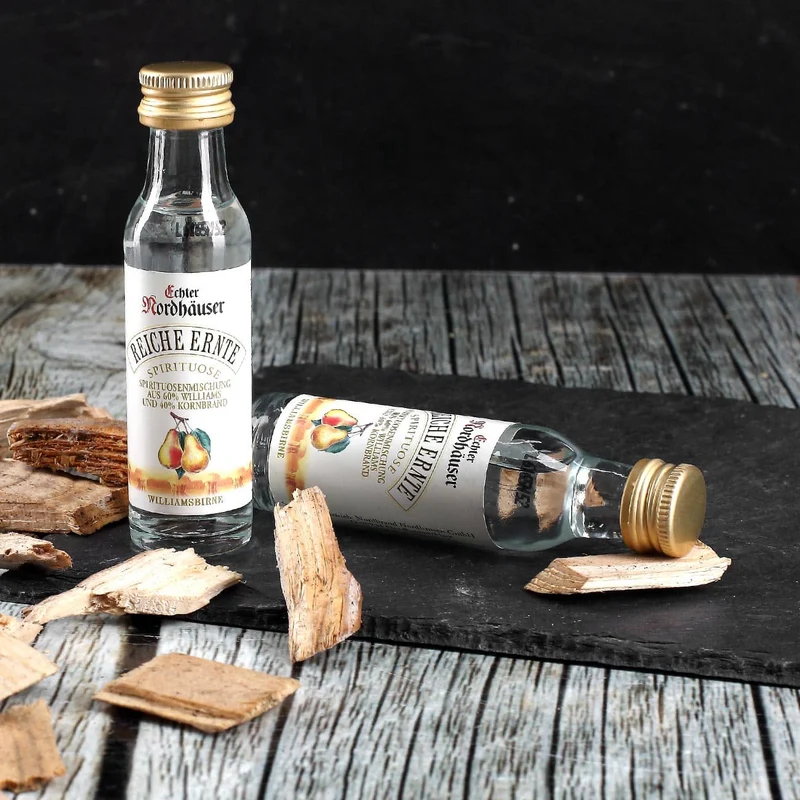Williamsbirne Schnaps mit graviertem Edelbrandglas in bedruckter Metallbox