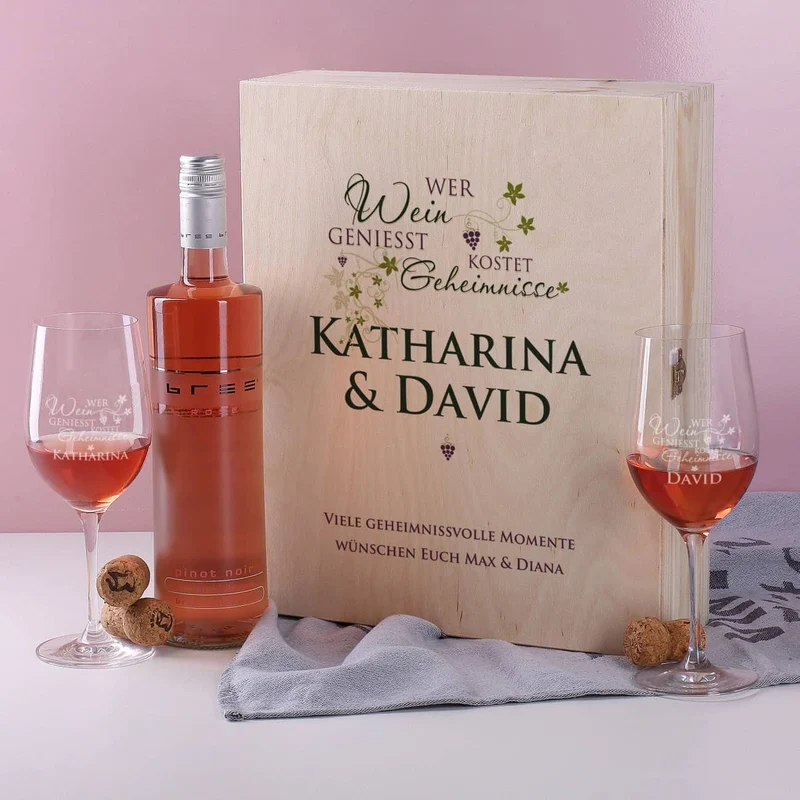 Geschenkset - Wer Wein genießt... 2 gravierte Gläser und Weinflasche in bedruckter Holzbox