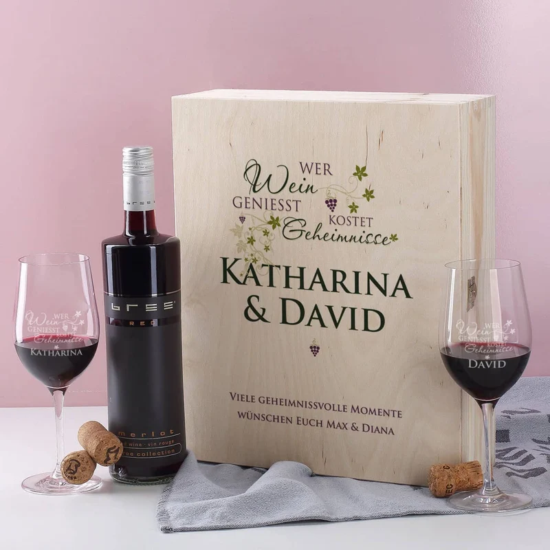 Geschenkset - Wer Wein genießt... 2 gravierte Gläser und Weinflasche in bedruckter Holzbox
