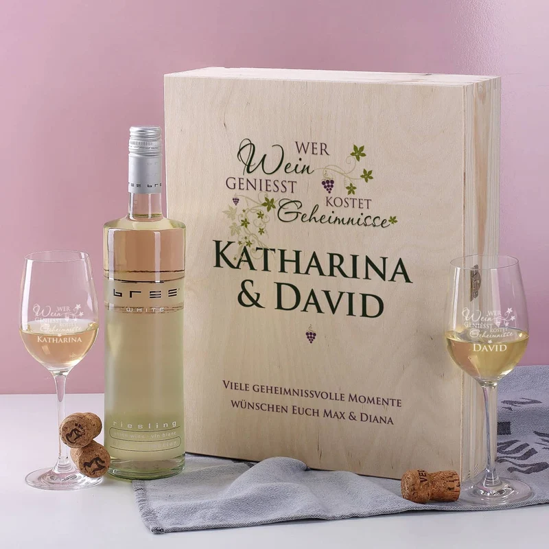 Geschenkset - Wer Wein genießt... 2 gravierte Gläser und Weinflasche in bedruckter Holzbox