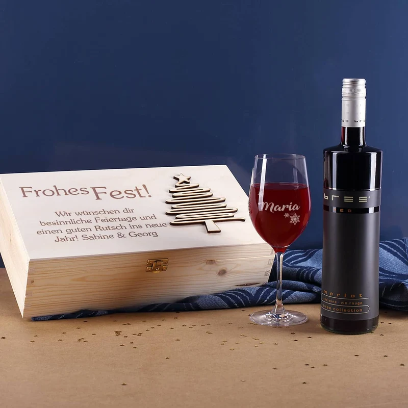 Holzbox Weihnachtsbaum mit BREE Rotwein und graviertem Glas