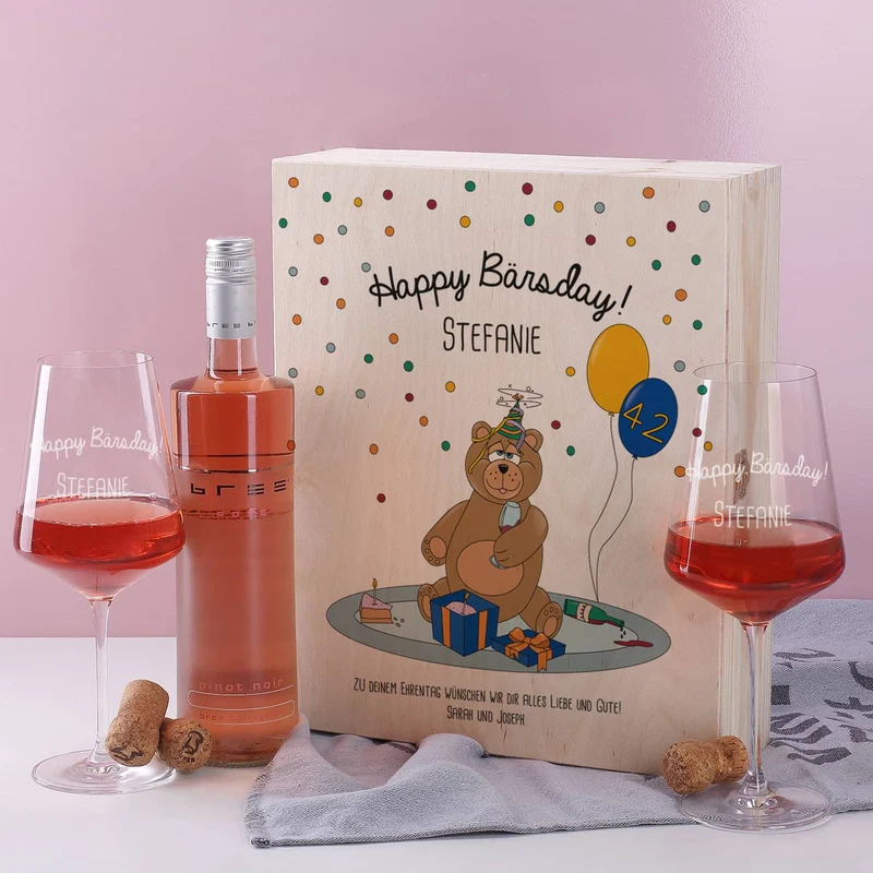 Geschenkset zum Geburtstag bestehend aus personalisierter Holzbox und gravierten Weingläsern