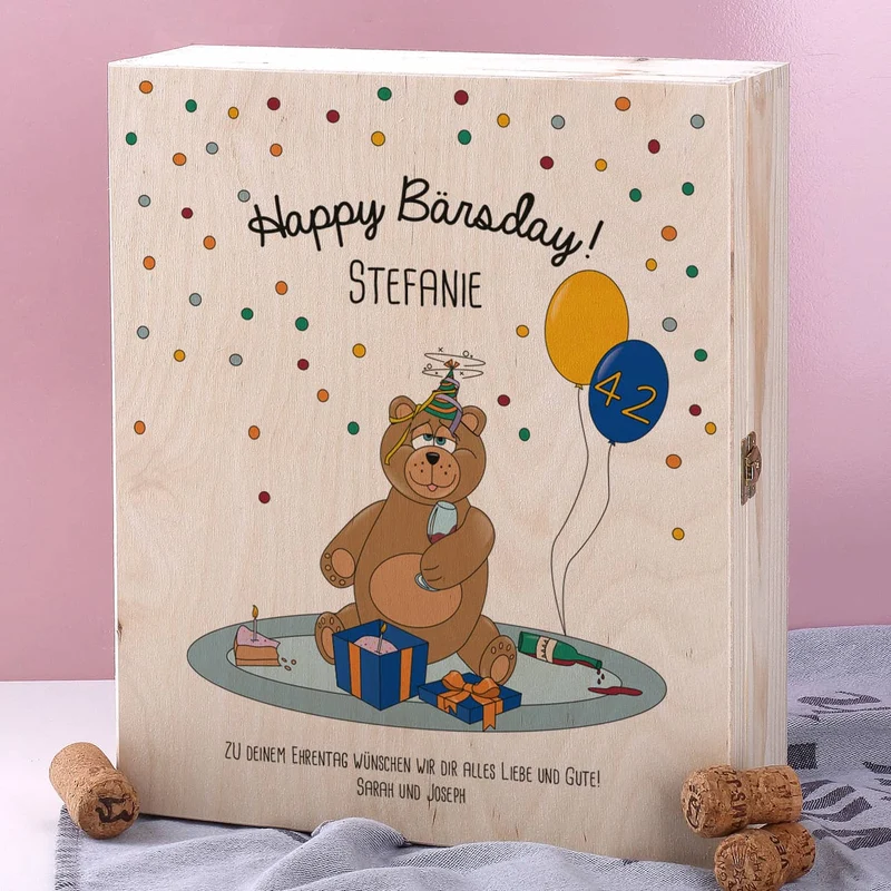 Geschenkset zum Geburtstag bestehend aus personalisierter Holzbox und gravierten Weingläsern