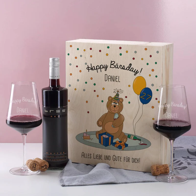 Geschenkset zum Geburtstag bestehend aus personalisierter Holzbox und gravierten Weingläsern