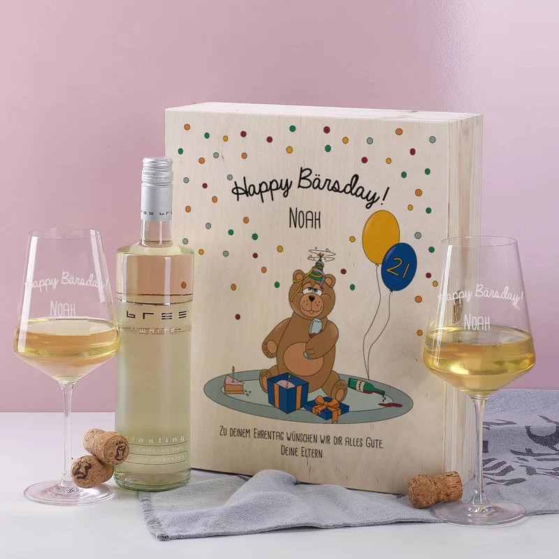 Geschenkset zum Geburtstag bestehend aus personalisierter Holzbox und gravierten Weingläsern