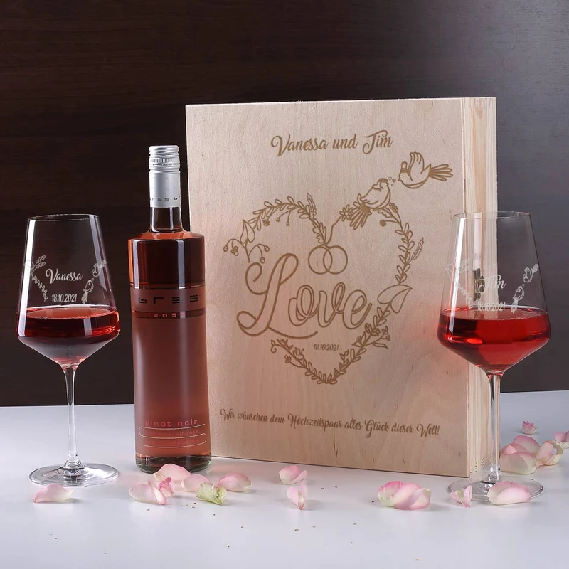 Wein Geschenkset zur Hochzeit mit personalisierter Holzbox und Weinglas mit Gravur