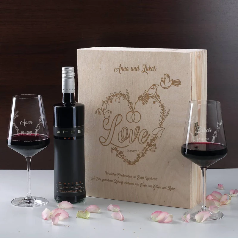 Wein Geschenkset zur Hochzeit mit personalisierter Holzbox und Weinglas mit Gravur