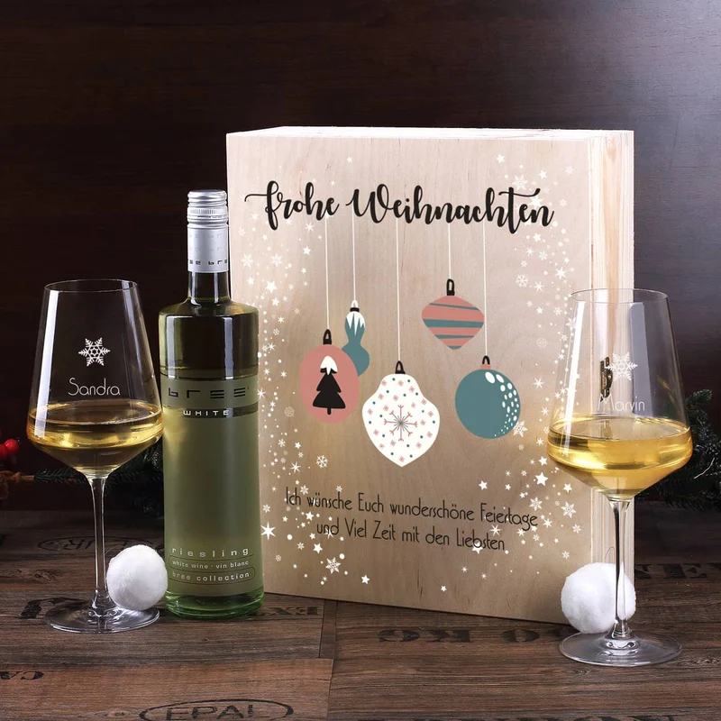 Geschenkset zu Weihnachten mit persönlicher Holzbox und zwei gravierten Weingläsern