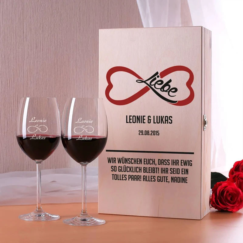 Holzbox mit zwei Weingläsern für unendliche Liebe zur Hochzeit
