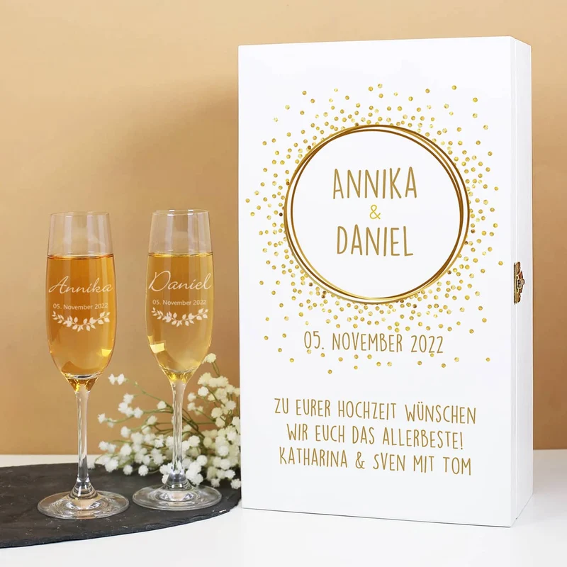 Weiße Holzbox zur Hochzeit mit gravierten Sektgläsern