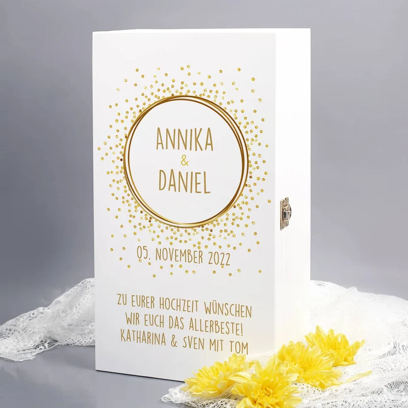 Weiße Holzbox zur Hochzeit mit gravierten Sektgläsern