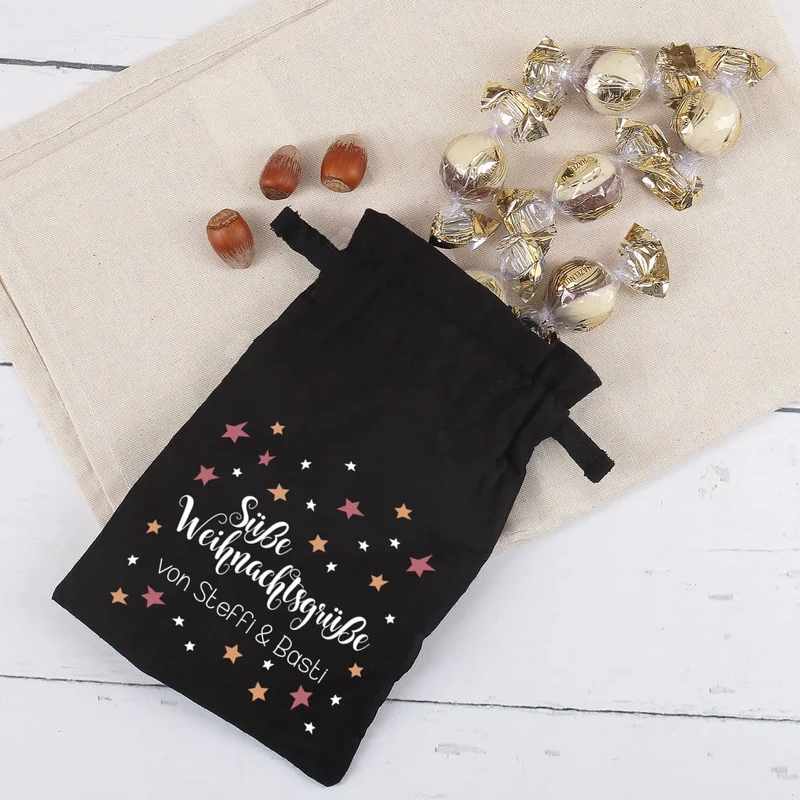 Geschenksäckchen zu Weihnachten gefüllt mit Pralinen